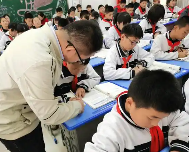 坚实的数据课程变革并非局部调整对教育生态的全方位重塑 坚实的数据课程变革并非局部调整对教育生态的全方位重塑